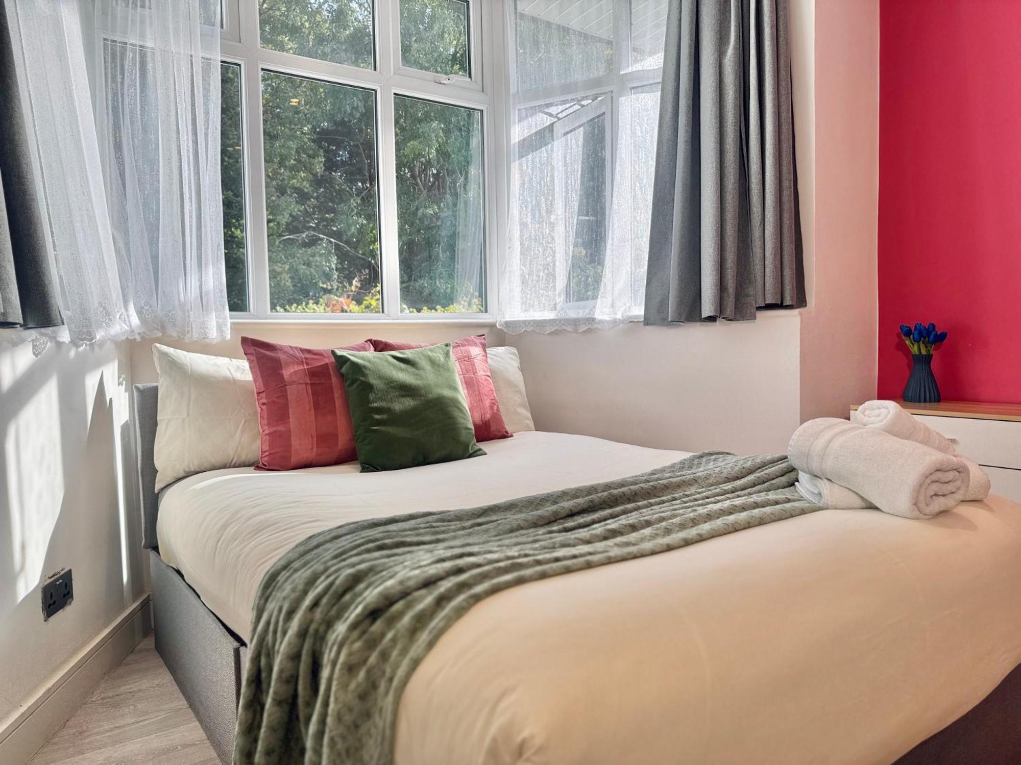 En-Suites With Free Parking 30Min To Central London Kültér fotó