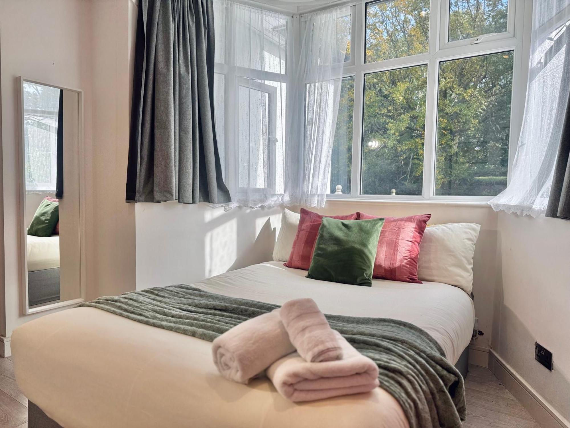 En-Suites With Free Parking 30Min To Central London Kültér fotó